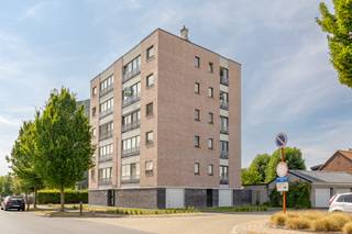 - Appartement spacieux de 3 chambres avec grand hall d'entrée, salon, cuisine séparée, salle de bain avec baignoire, dressing et WC séparé<br />- Terrasse ensoleillée<br />- Belle vue depuis le quatrième étage<br />- Emplacement idéal : 49, avenue des Tulipes, Ypres<br />- Débarras extérieur<br />- Garage spacieux avec porte sectionnelle électrique, inclus dans le prix<br />- PEB avantageux : 125 kWh/m²/an<br />- Pas d'obligation de rénovation<br />- Électricité conforme<br />- Amiante sécurisé<br />- Local à vélos disponible<br />- Prix indicatif : 199.000 € (garage inclus)