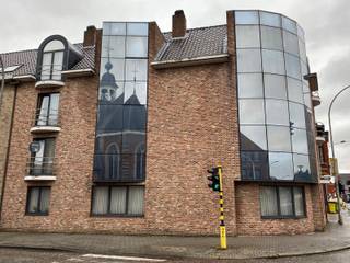 Deze gemeubelde studio is gelegen in het centrum van Geel op wandelafstand van de markt, horeca en diverse winkels en supermarkten.<br /><br />Via de trap bereiken we de eerste verdieping waar we via de inkomdeur de studio betreden.<br />De studio is voorzien van een eigen badkamer met meubel, spiegelkast, douche en toilet.<br />Verder hebben we nog een open keuken met een koelkast, een kookvuur en een spoelbak.<br /><br />Het leuke aan deze studio is dat deze gelegen is aan de rustige achterzijde van het gebouw.<br /><br />Verwarming, water en elektriciteit zijn inbegrepen in de huurprijs.<br /><br />Onmiddellijk beschikbaar. <br /><br />Geen gemeenschappelijk kosten.<br /><br />Heb je interesse? Klik op de gele knop '<strong>IK WENS EEN BEZOEK'.</strong>