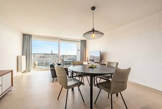 Op zoek naar een appartement met dat tikkeltje meer? Dit prachtig en bijzonder goed onderhouden appartement in een zeer recente residentie biedt een uitzonderlijke woonbeleving dankzij de fantastische ligging, hoogwaardige afwerking, optimale zuidoriëntatie en het adembenemende panoramische zicht over de jachthaven van Zeebrugge.

Bij het binnenkomen wordt u verwelkomd in een verzorgde inkomhal die toegang biedt tot de ruime en lichtrijke leefruimte. De open keuken, stijlvol geïntegreerd in het geheel, is voorzien van alle comfort en beschikt over een indrukwekkend groot granieten kookeiland, ideaal om gezellig te koken en te genieten met familie en vrienden.

De leefruimte vormt het absolute hart van dit appartement en biedt rechtstreeks toegang tot het ruime zuidgerichte terras. Hier geniet u de hele dag van de zon, terwijl u uitkijkt over de jachthaven, de bootjes en het weidse panoramische uitzicht. Het terras is afgewerkt met een elegante glazen balustrade en biedt voldoende ruimte om met maar liefst zes personen comfortabel te tafelen. Een unieke plek om te genieten van een aperitief, een zomerse avond of gewoon van het voortdurend veranderende uitzicht.

Via de centrale nachthal bereiken we de praktische berging, voorzien van aansluitingen voor wasmachine en droogkast. Verder beschikt het appartement over een afzonderlijk toilet en een moderne badkamer met dubbele lavabo en ruime inloopdouche.

Het appartement beschikt over twee volwaardige slaapkamers. Eén van de slaapkamers biedt bovendien rechtstreeks toegang tot een tweede balkon aan de achterzijde, waar u geniet van een aangenaam zicht op het groen.

Het geheel verkeert in een uitstekende staat en werd bijzonder goed onderhouden, waardoor het appartement volledig instapklaar is.

Als extra troef beschikt het appartement over een ruime garagebox op het gelijkvloers, die dankzij de uitstekende ligging zeer gemakkelijk in te rijden is.

Kortom: een uitzonderlijk appartement voor wie op zoek is naar comfort, ruimte, een hoogwaardige afwerking en vooral een uniek zicht op de jachthaven van Zeebrugge.

Interesse? Contacteer makelaar Stéphanie via 0472 77 86 60 of stephanie@keyimmo.be voor meer informatie of om een bezoek in te plannen.