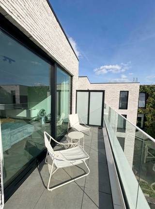 <p>Modern & Bijna-Energieneutraal (BEN) Appartement in Oud-Turnhout!<br />Zoek je een recent en instapklaar appartement met een extreem lage energiefactuur? Dit lichtrijke 2-slaapkamerappartement in Residentie Ter Dijke combineert stijlvol comfort met duurzame toptechnologie.</p><p>Ruim & Lichtrijk: 97 m² bruto vloeroppervlakte op de 3e verdieping met een leefruimte & open keuken van 43,13 m²</p><p>Zonnig Terras: Heerlijk buiten ontspannen op je eigen terras van 13,10 m²</p><p>2 Slaapkamers: Ruime kamers van respectievelijk 12,21 m² en 9,14 m²</p><p>Parking & Berging inclusief: Private ondergrondse autostaanplaats én ruime afgesloten kelderberging (5,45 m²)</p><p>Ultra Energiezuinig: E-peil E15 (EPC label A, 25 kWh/m² jaar)</p><p>Duurzame technieken: Geothermische bodemwarmtepomp met vloerverwarming én passieve zomerkoeling</p><p>Jong & Frist: Eerste ingebruikname en oplevering in september 2022</p><p>Stedenbouwkundige inlichtingen:<br />Vg, Wg, Gmo, GVkr, Gvv</p>