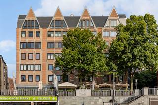 <br />Op de tweede verdieping van de verzorgde residentie <em>De Gouden Reaal</em> bevindt zich dit instapklare éénslaapkamer appartement, gelegen op een absolute toplocatie tussen Het Steen en de Grote Markt, midden in het levendige en historisch waardevolle stadscentrum van Antwerpen. Alle troeven van de stad – van cultuur tot gastronomie en shopping – liggen op wandelafstand.<br /><br />De studio wordt volledig bemeubeld aangeboden en beschikt als grote troef over een ruime slaapkamer met en suite badkamer. De woonkamer sluit aan op een compacte, maar functionele keuken, vanwaar men een zijdelings zicht heeft op de Schelde – een subtiel detail dat bijdraagt aan de unieke ligging en sfeer van het appartement.<br /><br />Op zonnige dagen is het aangenaam vertoeven op het gemeenschappelijk dakterras op de zesde verdieping, een gevoel van rust boven de stedelijke drukte. <br /><br />Dankzij de praktische indeling en de optimale locatie ideaal als pied-à-terre of als rendabele investering. Momenteel verhuurd aan € 700/maand + € 125 vaste kosten. De maandelijkse lasten bedragen € 200 en omvatten onder meer verwarming en waterverbruik.<br />Erfpacht tot 16 april 2074.<br /><br />Voor meer informatie of een bezichtiging tel 03 225 00 68 of mail info@wellimmo.net.<br /> 