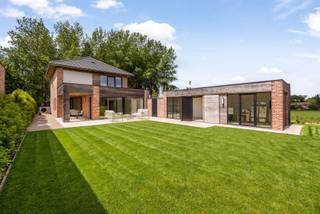 Moderne woning met 3 slaapkamers en EPC A+<br /><br />Opendeurdag zondag 28 juni vanaf 14:00 tot 17:00 uur.<br />Telefoon: 0472 82 92 21<br /><br />Ontdek deze charmante woning met 3 slaapkamers en een bewoonbare oppervlakte van 170m², gelegen op een perceel van 1580m². De woning, gebouwd in 2024, biedt een uitstekende EPC-score A+, wat garant staat voor een lage energiefactuur. Met zijn 4 gevels geniet u van veel lichtinval en een optimale oriëntatie.<br /><br />De woning beschikt over een ruime garage en een aangelegde oprit. Op de begane grond bevinden zich de leefruimtes en de keuken, terwijl de eerste verdieping de slaapkamers en de badkamer huisvest. Een zolder biedt extra opslagruimte.<br /><br />Buiten kunt u genieten van een aangelegd terras. De ruime tuin biedt tal van mogelijkheden voor tuinliefhebbers. Deze woning combineert modern wooncomfort met een rustige ligging en is een unieke kans!