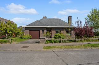 <p>ALTRO VASTGOED VERKOOPT: Bezoek op afspraak</p><p>Bent u op zoek naar de perfecte balans tussen rust, ruimte en een centrale ligging in Deinze? Deze vrijstaande bungalow ligt in een geliefde, groene woonwijk waar u geniet van stilte terwijl het bruisende stadscentrum en het station zich op wandelafstand bevinden. De woning is doordacht ingedeeld en biedt het grote comfort van volledig gelijkvloers wonen op een mooi en aangenaam perceel.</p><p>Het hart van de woning is de ruime centrale leefruimte waar het daglicht prachtig binnenvalt. De aangrenzende keuken is functioneel ingericht en biedt een mooie kans om deze naar eigen smaak op te frissen. Verder beschikt de woning over een badkamer en twee volwaardige slaapkamers met zicht op de onderhoudsvriendelijke tuin.</p><p>Een absolute troef is de inpandige garage die via een vaste toegang leidt naar de ruime zolderverdieping. Deze zoldervloer is reeds geïsoleerd en biedt een aanzienlijk potentieel om extra slaapkamers of een hobbyruimte te creëren. Dankzij het gunstige EPC-label D valt deze woning niet onder de renovatieverplichting, wat u de vrijheid geeft om in uw eigen tempo aanpassingen te doen.</p><p>Dit is een unieke opportuniteit voor wie houdt van een solide woning op een gegeerde locatie met veel privacy.</p><p>Indien u dit pand en het aanwezige potentieel ter plaatse wenst te ontdekken, kan u voor een bezoek of meer informatie contact opnemen met Leen via 0478/69.84.34 of via Leen@altro-vastgoed.be.</p>