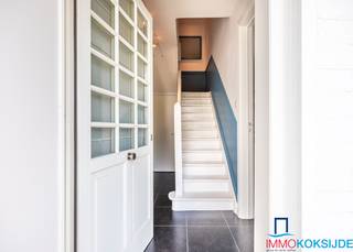 Koksijde-Bad, Charmante authentieke koppelvilla met 5 slaapkamers, rustig gelegen in de Senegalese Wijk.De koppelvilla bestaat uit: inkomhall, links...