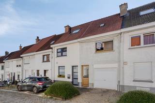 Deze te renoveren woning met 3 slaapkamers is gelegen in een zeer rustige straat nabij het centrum en verschillende invalswegen. <br /><br />Indeling:<br />We komen binnen in de inkomhal. Rechts van de inkomhal vinden we de garage. Achter de garage vinden we de woonkamer met open keuken die uitkijkt op de gezellige veranda en het terras/koer. Op het gelijkvloers vinden we ook nog de badkamer met enkel lavabo en douche en een toilet.<br /><br />Op de eerste verdieping vinden we 2 ruime slaapkamers van 14m² en 11m².<br /><br />Op de tweede verdieping bereiken we de zolder via een vaste trap, hier vinden we de 3de slaapkamer van 13m². Op de zolder is ook nog een aparte stockageruimte.<br /><br />Verder is er nog een ruime kelder.<br /> <br />Verwarming is op aardgas. Niet-asbestveilig. EPC F, renovatieverplichting. Elektriciteit is niet conform.<br /><br />Voor meer info of een bezoek ter plaatste, mag u ons steeds contacteren!