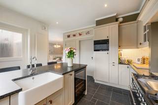 Op zoek naar een instapklare, energiezuinige woning met een zeer kwalitatieve afwerking? Deze verzorgde woning uit 2011 in Heule combineert...