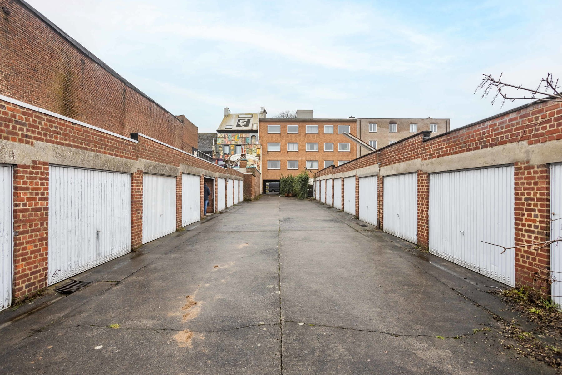 Opbrengsteigendom bestaande uit 7 appartementen en 20 garages! Toprendement met basisakte! - foto 2
