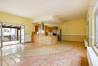 Spacious house with many possibilities, consisting of two apartments.Apartment ground floor and garden level:Ground floor: Entrance hall with...