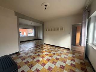 <p><span>Op te frissen starterswoning met twee slaapkamers en zuidgerichte tuin</span></p><p><span>In de Zijptestraat in Anzegem vindt u deze op te frissen woning op een perceel van 521 m². Een mooie kans voor starters die hun eigen thuis willen creëren en graag genieten van een ruime tuin.</span></p><p><span>De woning beschikt over een lichtrijke leefruimte, twee slaapkamers en een badkamer met douche. De bestaande ruimtes bieden mogelijkheden om de woning naar eigen smaak op te frissen en gezellig in te richten.</span></p><p><span>Een belangrijke troef is de ruime, zuidgerichte tuin met open zicht achteraan. Hier is volop plaats om te ontspannen, te tuinieren of te genieten van een zonnige namiddag. In de tuin bevindt zich bovendien een afzonderlijke garage, die ook praktisch is als bergruimte voor fietsen en tuinmateriaal.</span></p><p><span>Zoekt u een eerste woning met potentieel en een fijne buitenruimte? Neem contact op met Immo Van Parijs voor meer informatie of een bezoek.</span></p>