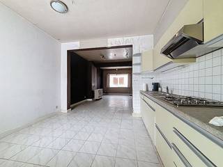 Indeling als volgt:Gelijkvloers:- Inkomdeur die uitgeeft op trap naar eerste verdieping en de toegang tot de leefruimte op het gelijkvloers.- Leefruimte opgedeeld in een eet- en zithoek.- Keuken is voorzien van een spoelbak, gaskookvuur met dampkap en opbergruimte.- Aansluitend aan de keuken de wasplaats met aansluiting voor wasmachine.- Badkamer voorzien van lavabo, toilet en ligbad.Op de eerste verdieping zijn er twee slaapkamers.Bijzonderheden:- BJ: periode 1900 - 1918, geen vergunningen gekend.- Toffe tuin met tuinberging.- Via tweede deur in voorgevel toegang tot de tuin en achterdeur.- EPC: E-label, renovatieplicht van toepassing!Interesse? Vraag je bezoek via veerle.pierar@dewaele.com of 03/369.42.50.(ver-)Kopen of (ver-)huren in de Noorderkempen?Met vragen kan u altijd bij ons terecht! Dewaele VastgoedDeze AI-visualisaties zijn bedoeld als inspiratie. Er werd geen rekening gehouden met technische specificaties, stedenbouwkundige voorschriften of de concrete mogelijkheden tot realisatie.Dit pand is onderworpen aan de renovatieverplichting van de Vlaamse overheid voor residentiële gebouwen (behoudens bij sloop binnen 5 jaar na de aankoop). Consulteer voor meer informatie de website van het Vlaams Energie- en Klimaatagentschap via https://www.vlaanderen.be/een-woning-kopen/renovatieverplichting-voor-residentiele-gebouwen