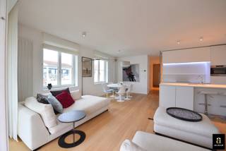 Prachtig gemeubeld 3-slaapkamer appartement in Duinenwater met een panoramisch uitzicht over het meer. <br />Het appartement beschikt over drie ruime slaapkamers, een moderne badkamer, een aparte douchekamer, een berging en een kelderruimte. <br />Twee zonnige terrassen nodigen uit om te ontspannen en te genieten van het uitzicht. <br />Grote garagebox bij te huren voor 150 euro per maand<br />Syndickosten bedragen 100 euro per maand