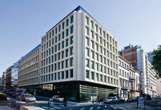 Aangename kantoren te huur in de Europese wijk. <br /><br />Kantoren beschikbaar tussen 336m² en 880m².<br />Parking ratio: 1/92m².<br />Archieven beschikbaar.