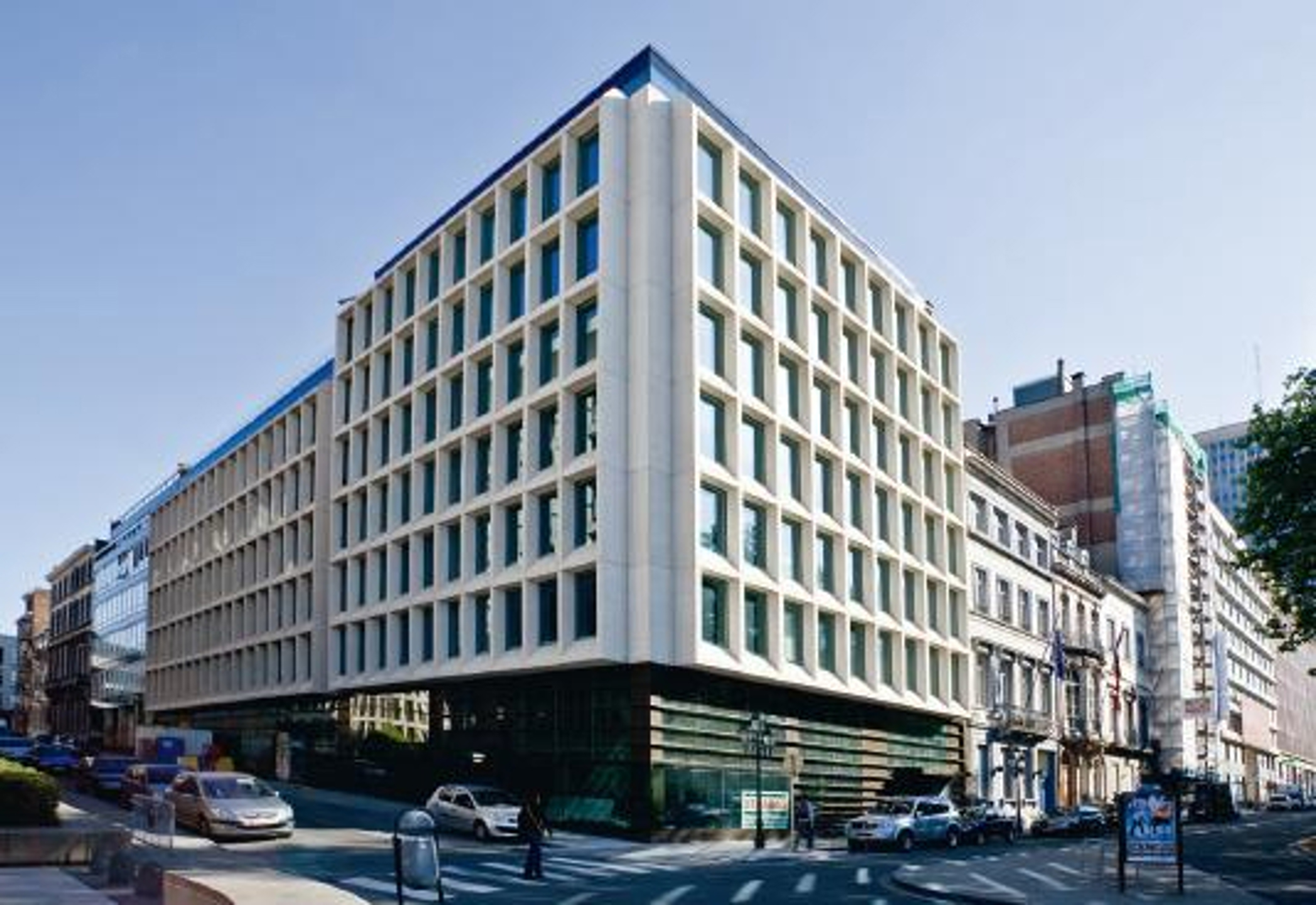Aangename kantoren te huur in de Europese wijk. Kantoren beschikbaar tussen 336m² en 880m².Parking ratio: 1/92m².Archieven beschikbaar.