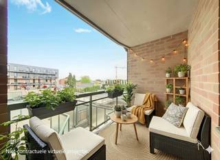 Dit instapklare appartement met 3 slaapkamers combineert ruimte, comfort en een topligging vlakbij het centrum van Aalter. Gelegen op wandelafstand van de markt en op een boogscheut van de oprit E40, ben je vlot onderweg richting Gent of Brugge. Een ideale uitvalsbasis voor wie centraal wil wonen met alle voorzieningen binnen handbereik.Indeling:- leefruimte- ingerichte keuken- berging in de nachthal met aansluiting voor wasmachine- slaapkamer 1 met aansluitend terras- slaapkamer 2- slaapkamer 3 - ingerichte badkamer inclusief toilet- apart toilet- Ondergrondse garage- KelderbergingTroeven:- Centrale ligging nabij markt en E40- Veel natuurlijke lichtinval - EnergiezuinigBent u geïnteresseerd in dit appartement, aarzel niet om contact op te nemen met de dossierverantwoordelijke Annemie Louwyck - 0497 93 00 15 - annemie.louwyck@dewaele.com De eigendom wordt aangeboden via de Power-sale formule. Van 12/10/2025 om 12:00 tot 15/12/2025 om 18:00 kan u de woning op afspraak komen bezichtigen en een bod uitbrengen. De vermelde prijs is een instelprijs. Voor meer info, gelieve contact op te nemen met de dossierverantwoordelijke.