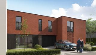 We realiseren deze moderne, nieuwe woning in Denderhoutem-Haaltert, gelegen in een aangename woonomgeving dicht bij diverse voorzieningen. Binnen handbereik vind je winkels, scholen (met een basisschool op slechts 100 meter), sportfaciliteiten en het openbaar vervoer (met een bushalte op slechts 350 meter loopafstand). Dankzij de nabijheid van de oprit van de E40, op slechts 10 minuten rijden, geniet je van een uitstekende bereikbaarheid. Voor ontspanning en natuurwandelingen zijn er diverse groene oases in de buurt, zoals Den Dotter, het Haaltertse Bos en het Kravaalbos, waar je heerlijk kunt uitwaaien.
Deze moderne nieuwbouwwoning beschikt over een inkomhal, een ruime woon- en eetkamer, een -naar eigen keuze ingerichte- open keuken, een aansluitende berging, een inpandige garage, 3 slaapkamers, een badkamer met bad, inloopdouche en dubbele wastafel. In de tuin wordt het volop genieten. Het gebruik van een warmtepomp, in combinatie met vloerverwarming en zonnepanelen zorgt ervoor dat jouw toekomstige energiefactuur onder controle blijft (E10).
Een kijkje nemen? Je vindt deze locatie naast Molenstraat 30. Of contacteer ons en ontdek alle mogelijkheden.
