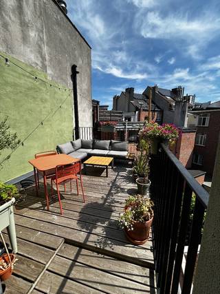 Te koop – Charmant en lichtrijk appartement met zonnig terras op het Zuid in Antwerpen<br /><br />Op zoek naar een instapklaar appartement op een toplocatie waar rust en het bruisende stadsleven perfect samengaan? Dan is dit sfeervolle appartement op het geliefde Antwerpen Zuid zeker een bezoek waard.<br /><br />Gelegen in een kleinschalig en goed onderhouden gebouw met slechts vier appartementen, bevindt deze woning zich op de bovenste verdieping. De straat is een rustige eenrichtingsstraat en behoort volgens recente geluidsmetingen tot de stilste straten van de buurt. Toch bevinden tal van gezellige cafés, restaurants, winkels en culturele hotspots zich op wandelafstand.<br /><br />Met een totale oppervlakte van *67 m²* biedt het appartement een aangename en doordachte indeling. De ruime leefruimte baadt de hele dag in het natuurlijke licht dankzij de grote raampartijen. De authentieke rustieke houten vloer geeft het appartement een warme en karaktervolle uitstraling.<br /><br />De woning beschikt over:<br /><br />Een ruime en lichtrijke leefruimte<br />Een comfortabele slaapkamer<br />Een badkamer met ligbad<br />Airco aanwezig in zowel leefruimte als slaapkamer<br />Een ruim en zonnig terras waar u in alle rust kunt genieten<br />Een privé kelder<br /><br />Het volledige gebouw werd gerenoveerd in 2019 (ombouw van oud herenhuis naar appartementen).<br /><br />Het dak werd één jaar geleden volledig vernieuwd en extra geïsoleerd. Daarnaast werd ook de zijgevel bijkomend geïsoleerd, wat bijdraagt aan een betere energieprestatie.<br /><br />*Waarom dit appartement?*<br /><br />• Instapklaar<br />• Authentieke charme gecombineerd met modern wooncomfort<br />• Bovenste verdieping, dus geen bovenburen<br />• Kleinschalige residentie met slechts 4 appartementen<br />• Rustige ligging in een van de stilste straten van Antwerpen Zuid<br />• Op wandelafstand van winkels, horeca, openbaar vervoer en het bruisende stadsleven<br />• Ideaal als eigen woning, pied-à-terre of investering<br /><br />Interesse? Neem gerust contact op voor meer informatie of plan een bezoek van dit prachtige appartement.