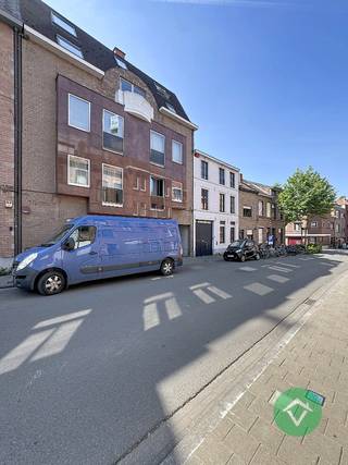 Dit appartement is gelegen op de 2de verdieping van een kleine residentie in het centrum van Leuven. <br /><br />Het appartement bestaat uit: lift - inkomhal met ingebouwde kast - living - keuken - afzonderlijk toilet - badkamer - 2 slaapkamers, waarvan 1 voorzien is van een groot terras. <br /><br />Ook is er een kelderberging en een ondergrondse afgesloten autostandplaats. <br /><br />Troeven van dit appartement: <br />- gelegen in het centrum met een ondergrondse autostandplaats<br />- centrale verwarming op aardgas <br />- EPC-label B