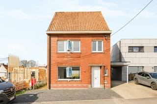 Te koop: volledig gerenoveerde woning met mooie tuin op een rustige locatie te Ingooigem Op een uiterst rustige locatie met prachtige...