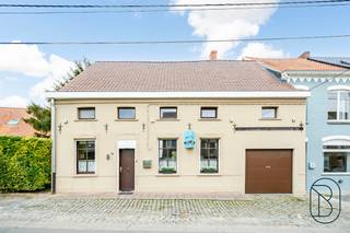 CHARMANTE knusse WONING met TUIN - zeer rustig en aangenaam gelegen nabij het MUZIEKBOS! Indeling: inkom/bureauruimte, dubbele leefruimte met...