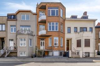 Dit appartement op de gelijkvloerse verdieping van Residentie Lavandou bevindt zich op een absolute toplocatie in het centrum van De Panne, vlakbij de markt.<br />Het pand dient gerenoveerd te worden, waardoor u de volledige vrijheid heeft om het naar uw eigen hand te zetten. <br /><br />Het appartement beschikt over een lichtrijke leefruimte met een open keuken, 1 comfortabele slaapkamer met een aanpalende badkamer, uitgerust met een inloopdouche, een lavabomeubel en een toilet.<br /><br />Dit appartement kan dienen als 2de verblijf of investering om te verhuren.<br />Tal van mogelijkheden!<br /><br /><strong>TROEVEN :</strong>
<ul>
<li>Lage syndicuskosten</li>
<li>Nabij de markt van De Panne</li>
<li>Kleinschalige residentie</li>
</ul>
<em>Let op: de foto’s met een sterretje rechtsonder zijn AI-gegenereerd om een beter beeld te geven van de mogelijke inrichting.</em>