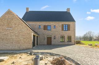 Ontdek deze exclusieve, landelijke nieuwbouwvilla op een royaal perceel van meer dan 30 are, gelegen in het groene Rijmenam, op de grens met Boortmeerbeek.<br />Geniet achteraan van een prachtig, vrij uitzicht over agrarisch gebied, ideaal voor dierenliefhebbers of voor wie houdt van rust, ruimte en een groene omgeving.<br /><br />Deze energieneutrale en toekomstgerichte villa wordt opgeleverd bij akte (± 4 maanden) en is uitgerust met verschillende moderne technieken zoals geothermie met vloerverwarming en -koeling. De villa wordt volledig afgewerkt met duurzame en hoogwaardige materialen voor een uiterst luxueuze uitstraling. Ook de tuin zal worden aangelegd, zodat u meteen zorgeloos kunt intrekken.<br /><br />Ontdek deze villa nu al via de grondplannen en video’s op onze website: www.imovastgoed.be<br />Alle vermelde prijzen zijn exclusief btw (21% op de constructie, 12% op de grondwaarde).<br /><br />Voor meer informatie of een bezoek kunt u ons steeds contacteren op het nummer 015/21.21.21 of via olivier.lievens@imovastgoed.be.<br />En als u zich afvraagt wat uw eigen woning waard is, neem dan gerust contact op voor een gratis waardebepaling.