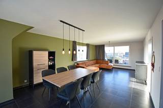 Het appartement maakt deel uit van de moderne en goed onderhouden residentie Aimé in de Dorpsstraat.Samenstelling:Op het gelijkvloers: inkomhal met...