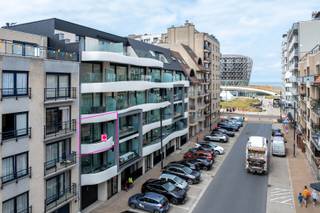 <strong>** Verkoop onder registratierechten, géén 21% BTW **</strong><br /><br />Op de 2de verdieping van residentie "Le Paris" bevindt zich dit 2 slaapkamer appartement (73m2) met 2 terrassen. Het appartement geniet een hoogwaardige afwerking en is uitgerust met de meest recente energiezuinige technieken. Gelegen op een zeer centrale locatie in het centrum van Middelkerke, op amper 50m van het vernieuwde Epernayplein en het casino. Strand, winkels en het openbaar vervoer bevinden zich allemaal op wandelafstand van het appartement.<br /><br />Enkele troeven:<br />Energiezuinig (zeer laag E-peil)<br />2 volwaardige slaapkamers met toegang tot het terras<br />Ventilatiesysteem type-D (mechanische toevoer en afvoer van lucht)<br />Geothermische warmtepomp<br />Vloerverwarming + passieve koeling<br />privatieve kelderberging inbegrepen<br />Gemeenschappelijke waterontharder<br />Apart toilet in de hal<br />Driedubbele beglazing<br /><br />Het appartement is ideaal als vaste woonst, tweede verblijf of slimme investering.<br />Mogelijkheid tot het aankopen van een afgesloten, ondergrondse garagebox. Makkelijk in te rijden en geschikt voor SUV's. (€80.000)<br /><br />Stedenbouwkundige inlichtingen in aanvraag sinds 20/08 - definitief E-peil in opmaak.<br />Bezoek mogelijk na afspraak met Serge van Center Office via 0485/61 59 22.<br /><br />