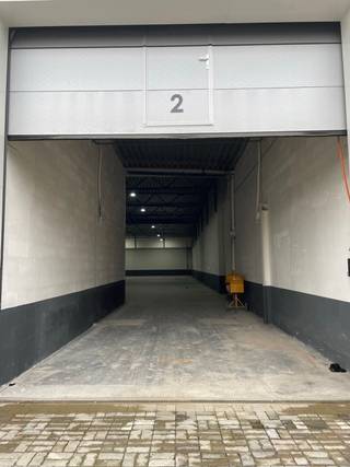 unit 2 van 1180 m² is gelegen in een verzorgd en beveiligd complex.- 1180 m² privatieve opslagruimte- Sectionaalpoort + aparte toegangsdeur-...