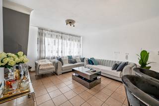 TE KOOP GERAARDSBERGEN<br />Dit instapklare appartement bevindt zich op de tweede verdieping van een rustige residentie in het gezellige Moerbeke. Dankzij de centrale ligging heb je werkelijk alles binnen handbereik: winkels, slagers, bakkers, openbaar vervoer,…<br />De indeling is doordacht en praktisch: een inkomhal, een lichtrijke leefruimte, een volledig ingerichte keuken, een badkamer, een apart toilet, 2 slaapkamers en een aangenaam terras waar je heerlijk kan ontspannen. Extra troef: Er is een parkeerplaats voorzien direct voor het gebouw.<br /><br />Bent u op zoek naar een uitstekende investering in vastgoed? Deze opbrengsteigendom biedt een unieke kans! Het appartement is vlot verhuurbaar, wat zorgt voor een correcte inkomstenstroom. Dit maakt het pand ideaal voor investeerders die op zoek zijn naar een zorgeloze investering met een aantrekkelijk rendement.<br /><br />Interesse om deze eigendom te bezichtigen? Neem vandaag nog contact met ons op!