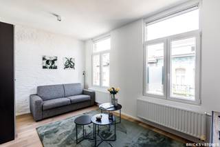 Gezellig gemeubeld appartement op de 3e verdieping van een totaal gerenoveerd gebouw.<br />Ruime zithoek op parketvloer. Open keuken voorzien van koelkast, keramische kookplaat, combi-oven en vaatwasser.<br />Ingebouwde berging met wasmachine en droogkast. Achteraan slaapkamer eveneens op parketvloer. En-suite open moderne badkamer ingericht met ruime inloopdouche, dubbele lavabo en toilet.<br /><br />Instapklaar. Gunstige EPC score. Dit appartement is vlakbij winkels, openbaar vervoer en op wandelafstand van het trendy Zuid. <br />Onkosten omvatten het poetsen van de gang en provisie op verwarming. <br /><br />Dit appartement is beschikbaar vanaf 01/04/2026.