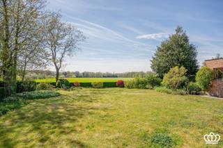 <p><span>Kwalitatieve woning met 3 slaapkamers, 1 badkamer , grote tuinberging, mooie materialen, doordachte indeling, veel licht, op een perceel van 640 m² met waanzinnig uitzicht over de weilanden.</span></p><p><span> </span></p><p><span>Gelijkvloers</span></p><p><span>Inkomhal met gastentoilet en stijlvolle houten trap naar de verdieping als blikvanger. Dubbele deur met glas naar de leefruimte. Deze baadt in het licht door de grote ramen. Het uitzicht hier is in 1 woord schitterend : landerijen zover je kunt kijken…</span></p><p><span>De open keuken is goed uitgerust en mooi afgewerkt . Naast de keuken bevindt zich  een praktische bijkeuken.</span></p><p><span>Vanuit de woonkamer rechtstreeks toegang naar het deels overdekt terras en de tuin. De grote oude notenboom is mooi geïntegreerd bij de aanleg van het terras.</span></p><p><span> </span></p><p><span>Eerste</span><span> </span><span>verdieping</span></p><p><span>Boven bevinden zich 3  slaapkamers : 1 zeer grote en 2 kleinere. De badkamer is ruime en comfortabel (ligbad, ,dubbele wastafel, douche, en wc). De grote slaapkamer biedt een fantastisch vergezicht!</span></p><p><span> </span></p><p><span>Tuin</span></p><p><span>Gezellig (deels overdekt) terras aan de woning, en zalige, landelijk aangelegde  tuin: hier thuiskomen geeft je instant rust en een vakantiegevoel! De grote tuinberging is een extra meerwaarde.</span></p><p><span> </span></p>