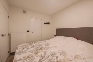 Dit zonnig appartement met aparte slaapruimte ligt op een uitzonderlijke locatie, vlak aan de Zeedijk. U geniet hier van een verblijf op wandelafstand van winkels en het openbaar vervoer.Bij het binnenkomen betreedt u de inkomhal die uitgeeft op de ruime, lichtrijke leefruimte met toegang tot het terrasje. De moderne keuken beschikt over tal van opbergmogelijkheden, een combi-oven en een koelkast met diepvriesvak. De badkamer is uitgerust met een ruime inloopdouche en enkele lavabo. De slaapruimte is voorzien van ingemaakte kasten en biedt toegang tot een aparte berging met aansluiting voor een wasmachine. Een ideaal appartement aan zee!Indeling: - Inkomhal- Woonkamer met ingerichte keuken en toegang tot zuidgericht terras. - Ruime slaapruimte met kasten en extra bergruimte (voorzien van aansluiting wasmachine)- Badkamer met lavabo en ruime douche- Apart toilet- KelderbergingTroeven: - Volledig gerenoveerd - Conforme elektrische keuring- Lichtrijke leefruimte- Absolute topligging vlakbij de Zeedijk- Berging op het appartement met aansluiting wasmachine- Kelderberging - Gemeenschappelijke fietsenberging- Vernieuwde inkomhal- Op wandelafstand van winkels, openbaar vervoer en het nieuwe CasinoInteresse in dit aangenaam appartement met slaapruimte aan zee? Neem vandaag nog contact op met ons kantoor!