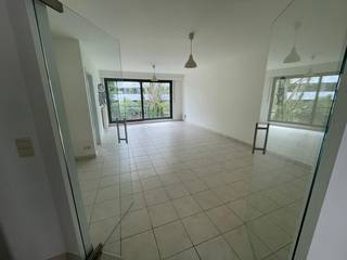 Uitzonderlijk comfortappartement van103,5m² (bruto) met EPC A, Zuid-Oost tuin en 2 parkeerplaatsen.<br />Toplocatie in het hart van Wilrijk<br />De ligging aan de Laarstraat 6 is uiterst strategisch. U woont hier in een aangename residentiële straat in het bruisende centrum van Wilrijk (De Bist)<br /><br />Bent u op zoek naar een royaal appartement dat uitblinkt in ruimte, modern comfort en absolute energiezuinigheid? Dit unieke appartement op de eerste verdieping combineert een royale indeling met een ongeëvenaard pakket aan buitenruimte en parkeergelegenheid. Dankzij uitstekende energetische prestaties geniet u hier van een zeldzaam EPC A-label – volledig toekomstbestendig, zonder renovatieverplichting en met een minimale energiefactuur!<br />Met een bruto-oppervlakte van 103,5 m² (89 m² netto bewoonbaar) biedt dit pand een uiterst efficiënte en open indeling. De grote, lichtrijke woonruimte vormt het hart van het appartement en geeft uit op een ruim terras van 5m². Aansluitend bevindt zich de ruime geïnstalleerde keuken die is voorzien van een grote, aparte berging – ideaal voor extra voorraad en huishoudelijke apparatuur. Daarnaast beschikt het appartement over twee volwaardige, rustige slaapkamers en een netjes ingerichte badkamer en een bijkomend apart toilet..<br />Zonrijke buitenruimtes<br />Buiten wonen krijgt hier een extra dimensie. Aan de rustige achterzijde geniet u van een gezellig terras van 5 m², dat direct uitkijkt op uw eigen privé tuin. De tuin van ongeveer 90m² is perfect Zuid-Oost georiënteerd, waardoor u van 's ochtends vroeg tot diep in de middag van de zon kunt genieten.<br />Unieke parkeerluxe & opslag (2 parkeerplaatsen!)<br />Parkeerstress behoort definitief tot de verleden tijd. Toegang tot een grote, veilige gemeenschappelijke garage van 78m²op het gelijkvloers. Eén private buitenstaanplaats aan de straatkant perfect voor een tweede kleine wagen.<br />Een extra privéberging van 2,3 m² voor het veilig opbergen van seizoensspullen of fietsmateriaal.<br /><br />