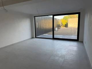 <p><span>ENERGIEZUINIG, KWALITATIEF EN LUMINEUS NIEUWBOUW-GELIJKVLOERSAPPARTEMENT 89M² MET 2 SLAAPKAMERS, TERRAS, TUIN EN AUTOSTAANPLAATS</span></p><p><span>ligging in een kleinschalige residentie nabij centrum met vlotte bereikbaarheid via N17, A12 en N16</span></p><p><span> </span></p><p><span>Inkomhal / wc met handwas / ruime living met eetplaats en super-ingerichte open keuken (totale opp.: 41m²) met toegang tot oost-georiënteerd terras en tuin / berging met was- en stookplaats / 2 slaapkamers (4,7 x 2,7m; 3,7 x 1,7m) / badkamer met wastafel en inloopdouche.</span></p><p><span> </span></p><p><span>Buiten-autostaanplaats op afgesloten parking achter gebouw / gemeenschappelijke fietsenberging.</span></p><p><span> </span></p><p><span>BEN-appartement is voorzien van vloerverwarming (via warmtepomp lucht-water) en 4 zonnepanelen.</span></p><p><span>Appartement zal volledig geschilderd worden en voorzien worden van lichtarmaturen.</span></p><p><span> </span></p><p><span>Lasten: € 30 /maand.</span></p><p><span> </span></p><p><span>EPB in opmaak.</span></p><p><span> </span></p><p><span>Appartement is bewoonbaar door maximaal 3 personen.</span></p><p><span> </span></p>