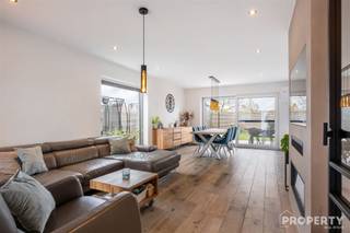 Indeling: inkomhal met gastentoilet, open leefruimte met inbouwhaard, open keuken met keukeneiland en voorzien van alle toestellen. Ruime garage.Op...