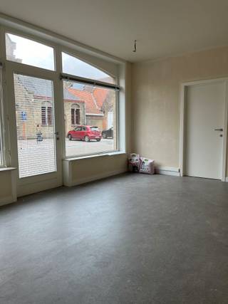 Handelspand in het Centrum van Veurne Handelsgelijkvloers bestaande uit een winkel- of bureauruimte (van 15 m) met etalage, een apart toilet en een...