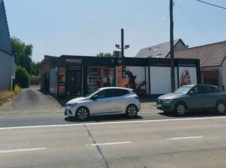 Bent u op zoek naar een showroom met voldoende opslagruimte? Zoek niet verder en vraag vandaag nog een bezoek aan om dit investeringspand...