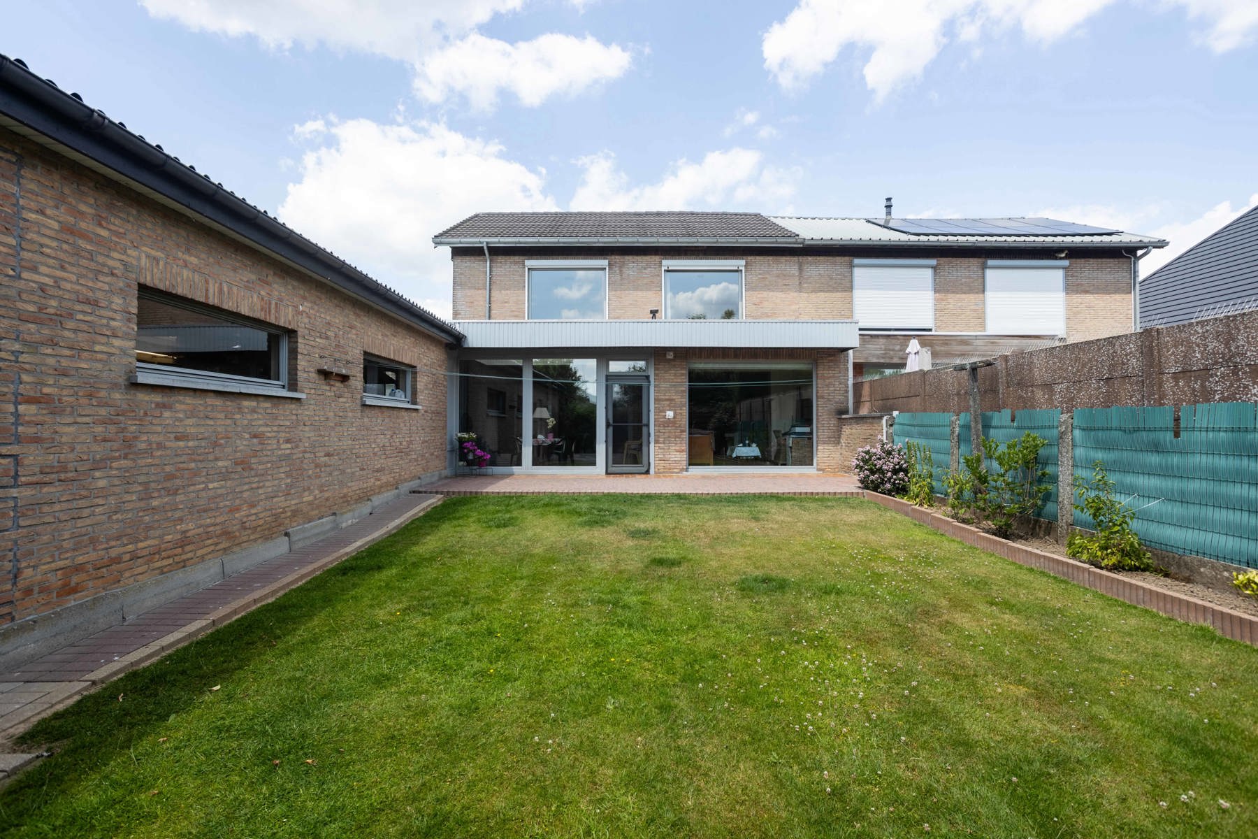 HOB met ruime garage gelegen in een rustige woonwijk - foto 2