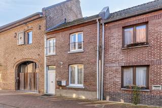 Algemeen:- bouwjaar 1930- verwarming via aardgas (ketels van 2019 en 2021)- ramen: dubbele beglazing (hout en kunststof)Indeling:Gelijkvloers (45 m²)- inkomhal- woonkamer - keuken- slaapkamer- badkamer- zuidelijk gerichte koerVerdieping (62 m²)- inkomhal- woonkamer - keuken- slaapkamer- badkamerVoor het appartement op de verdieping geldt er een renovatieverplichting.Het gebouw wordt uitsluitend in haar geheel verkocht. EPC: 246 kWh/m²EPC: 462 kWh/m²