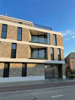 Went u een bezoek? Dat kan ALLEEN door een afspraak te maken via de knop: “Bezoek plannen”. (24/7 beschikbaar zolang reserveringen niet volzet zijn) Het is niet mogelijk om telefonisch of via externe websites te reserveren.Modern nieuwbouwappartement te huur, gunstig gelegen nabij het centrum van Merchtem.Dit energiezuinige appartement biedt een comfortabele woonomgeving met een aangename leefruimte en een zonnig terras.Dankzij de praktische indeling en hedendaagse afwerking is dit appartement ideaal voor alleenstaanden of koppels.Een private staanplaats en extra berging zorgen voor bijkomend comfort.Indeling: Inkomhal, Lichtrijke woonkamer, Volledig ingerichte keuken, Apart toilet, Badkamer met ligbad, 1 slaapkamer, Berging, TerrasKarakteristieken:- Nieuwbouwappartement- Volledig uitgeruste keuken- Private staanplaats (verplicht bij te huren – €50/maand)- Extra berging inbegrepen bij de staanplaats- Gemeenschappelijke lasten: €50/maand- Huurwaarborg: 3 maanden- EPB-Label A