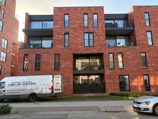 Instapklaar appartement, gelegen op de eerste verdieping, met 2 slaapkamers!<br /><br />Het appartement heeft een bewoonbare oppervlakte van 78,22 m² en bestaat uit:<br />• Inkomhal<br />• Woonkamer<br />• Volledig ingerichte open keuken<br />• Geïnstalleerde badkamer<br />• 2 slaapkamers<br />• Berging<br />• Apart toilet<br />• Terras<br /><br />Ondergrondse parking:<br />- kelderberging met stopcontact (nr 25)<br />- fietsenberging (nr 35)<br />- autostaanplaats (nr 13)<br /><br />Huurprijs: 850 euro/maand + 50 euro gemeenschappelijke kosten/maand!<br />Het appartement is beschikbaar vanaf 01/06/2026!<br /><br />Extra:<br />Het appartement is voorzien van een eigen warmtepomp en eigen zonnepanelen.<br />Tevens is er vloerverwarming aanwezig, geen aardgas meer aanwezig!<br /><br />Uitsluitend via onze website www.vastengoed.be kan u een bezichtiging inplannen op de vooropgestelde bezoekmomenten. Voor andere vragen kan u het kantoor bereiken op het nummer 014/72.73.74.