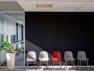 Kantoor van 204m² gelegen op de eerste verdieping in 'The Office 03' gelegen aan de rand van Gent aan de oevers van de Schelde. Ligging: Vlakbij E17, E40 en R4, vlot bereikbaar vanuit Gentse binnenstad, invalswegen en station en tal van mogelijkheden met openbaar vervoer.<br />Er zijn kantoren beschikbaar vanaf 204 m² (mogelijk tot 1188m²). Dit gebouw bestaat uit een architectonische betonnen gevel, zonwerend isolerende beglazing, aangename vrij hoogte van 2,5m tot 2,7m, verlaagd plafond met inbouw armaturen, tapijttegels, sanitair H/D, cv op gas, koelbalken, mechanisch ventilatie, toegans- en badgecontrole mogelijk.<br />Parking: mogelijkheid tot huren van ondergrondse en/of bovengrondse parkeerplaatsen.<br />Wenst u een informatiebrochure? Geef dan gerust een seintje.<br />BEZOEKJE WAARD !!