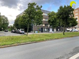 Dit instapklaar appartement, gelegen op de eerste verdieping van een residentieel gebouw ontworpen door architect Paul Smekens in 1934...