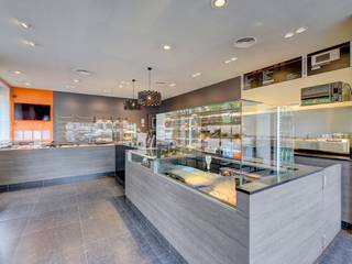 Dit pand bestaat uit een volledig ingerichte bakkerij met winkelruimte en een ruim duplexappartement met terras. Het is ideaal gelegen in het...