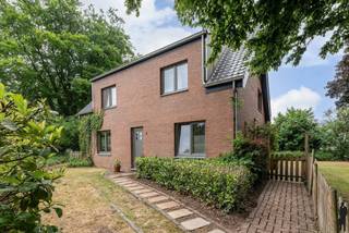 Instapklare woning met 4 slaapkamers gelegen in een rustige, doodlopende straat vlak bij het centrum van Turnhout, vind je deze vrijstaande woning...