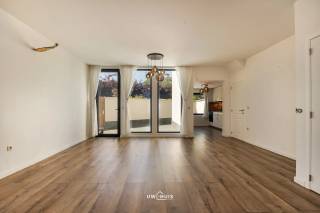 Vous cherchez un bien où vivre et travailler se combinent parfaitement ? Cette maison commerciale entièrement rénovée au cœur de Hamme vous offre une opportunité exceptionnelle. Le bâtiment associe un espace commercial au rez-de-chaussée à une maison familiale spacieuse et luxueusement aménagée, avec de nombreuses possibilités d’utilisation.<br /><br />L’espace commercial de 45m² au rez-de-chaussée dispose d’une entrée séparée et bénéficie d’une excellente visibilité grâce à son emplacement central. Ce bien est idéal pour diverses activités telles qu’un magasin, un bureau, un cabinet professionnel ou une profession libérale.<br /><br />L’espace de vie surprend par ses volumes généreux et sa finition contemporaine. Au rez-de-chaussée, vous trouverez un séjour agréable avec une cuisine ouverte entièrement équipée. De grandes baies vitrées apportent une luminosité naturelle importante. À l’arrière, une terrasse ensoleillée donne accès à une sortie pratique sur la rue.<br /><br />Au premier étage, quatre chambres à coucher de taille complète et deux salles de bains assurent un confort optimal pour toute la famille. Au deuxième étage, deux chambres supplémentaires et une troisième salle de bains complètent cet agencement, idéal pour les grandes familles, le logement intergénérationnel, la cohabitation ou pour recevoir des invités.<br /><br />Le bâtiment a bénéficié d’une rénovation complète en 2023, vous garantissant un confort moderne et une finition prête à emménager. De plus, il possède un certificat de performance énergétique (EPC) de classe C et est entièrement débarrassé de l’amiante.<br /><br />Son emplacement central permet d’accéder facilement aux commerces, écoles, restaurants et transports en commun. Une propriété polyvalente offrant de nombreuses possibilités, tant pour un usage privé que professionnel.<br /><br />Intéressé ? Contactez-nous pour plus d’informations ou pour organiser une visite.