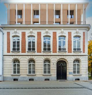 <strong>Huize Boone - Misonne: Dit is de renovatie van een monumentaal herenhuis naar een ontwerp van architect L. Van Ravestyn, daterend uit het begin van de 20e eeuw. Het werd gebouwd in opdracht van L. Boone - Misonne, waar in de deurwaaier nog steeds naar verwezen wordt. Het is gelegen op de hoek van de Herentalsstraat en de Driezenstraat, en springt in het oog bij het betreden van het stadscentrum. Het kent een rijke geschiedenis. Vandaag wordt dit bijzonder stukje Turnhoutse geschiedenis in ere hersteld, en wordt het gerenoveerd tot 5 karaktervolle appartementen en 3 kantoorruimtes. Dit alles met de grootste aandacht voor alle historische details: Denk aan de witmarmeren vloeren, stucwerkplafonds met moulures, de indrukwekkende eikenhouten trap, een glas-in-loodraam en het klassieke, houten buitenschrijnwerk in de voor-en zijgevel.</strong><br /><br />Terwijl de restauratie plaatsvindt onder het goedkeurende oog van Erfgoed Noorderkempen, worden de appartementen uiteraard van het hoogste wooncomfort voorzien. U geniet hier met andere woorden van een historisch kader, maar met de meest moderne technieken: Individuele warmtepomp, vloerverwarming, ventilatie D en een eigen installatie zonnepanelen. Waar de houten ramen gerestaureerd moesten worden, werden ze voorzien van de nieuwste generatie dubbele beglazing. De muren werden geïsoleerd, en de daken compleet vernieuwd. De lift zal alle verdiepingen bedienen. Men streeft naar een energielabel A. <br /><br /><strong>Dit appartement bevindt zich op de 2e verdieping en is 85m² groot + een terras van 26,5m². Het heeft een klassieke indeling met een open leefruimte, ingedeeld in keuken - zithoek en eetkamer, allen met zicht op het terras met west oriëntatie. Aan de voorzijde heeft u 2 slaapkamers, en tot slot een badkamer met inloopdouche en 2 wastafels, een apart toilet en een technische berging / wasplaats. Vraagprijs 365.000 EUR excl. parking, kelder en kosten.Verkoop onder registratierechten (2 of 12% - Géén BTW). </strong><br /><br /><strong>Wagens en fietsen</strong> <br />De achterzijde van het perceel wordt afgesloten en voorzien van carports, enkele buitenstaanplaatsen en fietsenstalling. Uw eigen fietsen stalt u ondergronds. Elk appartement wordt voorzien van een riante kelder.<br /><br /><strong>Benieuwd geworden naar deze bijzondere residentie? De oplevering wordt verwacht net voor de zomer van 2026. Het vraagt dus nog een beetje verbeelding, maar een bezoek ter plaatse is al mogelijk. Wij leiden u graag rond in deze turnhoutse vastgoedparel.</strong>