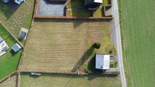 <p><strong>Te Koop – Bouwgrond + Instapklaar Chalet in Rochehaut (Bouillon)</strong></p>
<p>Deze bouwgrond en verzorgde chalet bevindt zich op een vlak perceel van 2.360 m², aan de rand van het bos. Een unieke ligging die rust en privacy combineert met een uitstekende bereikbaarheid.<br />Het bouwen van een 2de woning op het rechter deel is toegestaan</p>
<p>Via onze dronevideo krijgt u alvast een eerste indruk van deze eigendom in het charmante en toeristisch gegeerde Rochehaut-sur-Semois, deelgemeente van Bouillon.<br />De woning ligt op wandelafstand van supermarkt, bakker, slager en diverse horecazaken, en toch in alle sereniteit weg van de drukte.<br /><br />De gemeente Bouillon bevestigde onze architect dat de grond kan opgesplitst worden en er een bijkomende woning kan gebouwd worden, onder voorbehoud van het bekomen van de vereiste stedenbouwkundige vergunning.</p>
<p><strong>Indeling en woonoppervlakte</strong><br />De chalet telt twee bouwlagen en geniet rondom van een open zicht.<br />- Onderbouw met garage en kelder: 28,55 m²<br />- Woonkamer: 23,53 m²<br />- Keuken: 9,36 m²<br />- Nachthal 2,26 m²<br />- Slaapkamer 1: 12,76 m²<br />- Badkamer: 4,82 m²<br />- Slaapkamer 2: 11,56 m²<br />Vooraan bevindt zich een terras van 13 m². De woning is omgeven door een volledig vlakke tuin / bouwgrond.</p>
<p><strong>Comfort en technische voorzieningen</strong><br />- Centrale verwarming op stookolie met radiatoren<br />- Dubbele beglazing met rolluiken<br />- Elektrische installatie conform gekeurd<br />- Energieprestatiecertificaat: PEB C</p>
<p><strong>Uitstekende ligging voor natuur- en recreatieliefhebbers</strong><br />De bouwgrond en chalet zijn gelegen in een bosrijke omgeving met talrijke wandel- en fietsroutes. In de regio zijn er uitgebreide recreatiemogelijkheden, waaronder paardrijden, kajaktochten op de Semois, de ‘ladderwandeling’,…<br />Deze eigendom is geschikt als vaste woonst, tweede verblijf of investeringspand voor verhuur. Rochehaut is een gekende en geliefde vakantiebestemming, wat een duurzame meerwaarde ondersteunt.</p>
<p>Bent u op zoek naar bouwgrond en/of een woning aan de bosrand met toeristische troeven? Dan kan dit aanbod perfect aansluiten bij uw verwachtingen.</p>