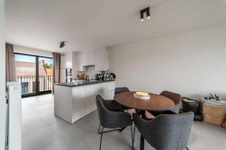 Lichtrijk appartement te koop in de Poperingseweg 435 in Vlamertinge. Dit appartement is uitstekend gelegen in het centrum van Vlamertinge nabij de steden Popering en Ieper. Dit lichtrijk appartement is gelegen in een gebouw van 2022 en geniet van een praktische indeling. De woonkamer is voorzien van ruime raampartijen die zorgen voor een mooie natuurlijke lichtinval. Het appartement heeft twee slaapkamers, twee terrassen (6m² + 3m²) en een autostaanplaats.<br /><br />INDELING<br />Tweede verdieping: Inkomhal met toilet - ruime lichtrijke woonkamer met volledig geïnstalleerde open keuken met kwalitatieve toestellen - zowel de zithoek en de keuken hebben een verbinding met één van de terrassen - berging met aansluitingen voor wasmachine - twee mooie slaapkamers - badkamer.<br /><br />Op de gelijkvloerse verdieping heeft dit appartement nog een fietsenstalling en privé autostaanplaats.<br /><br />TROEVEN<br />Recent gebouw <br />Energiezuinig (EPC A)<br />Volledig afgewerkt <br />Perfect onderhouden <br />Twee mooie slaapkamers en twee terrassen<br />Vlotte verbinding met Ieper en Poperinge<br /><br /><br />Bestuursmaatregelen in het maatregelenregister: nee