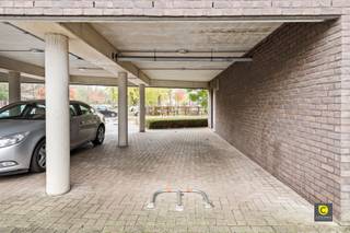 Parking couvert spacieux à vendre dans un emplacement central à Berchem...